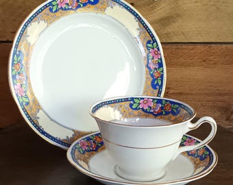 Precioso juego de té vintage Heathcote de porcelana fina inglesa con forma de trío, flores rosas, rojas y moradas, asa con lóbulo en la oreja, color azul real, década de 1950, en perfecto estado.
