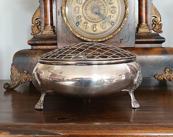 Precioso jarrón antiguo inglés de plata chapada en plata con forma de rosa, redondo, con 3 patas muy decorativas, de la década de 1910, en excelente estado.