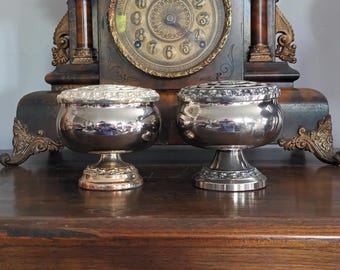 Prachtig paar vintage Engelse zilveren schaaltjes in de vorm van een roos, gemaakt door Ianthe, rond en zeer decoratief, circa 1950, in uitstekende staat.
