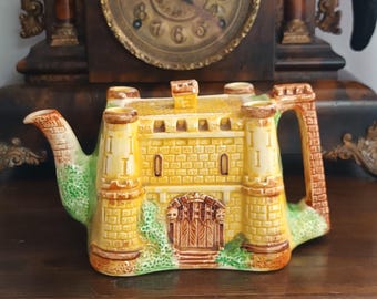 Preciosa y rara tetera grande de cerámica inglesa Wadeheath con diseño de castillo inglés antiguo. Puerta de puente levadizo de piedra amarilla, década de 1930, en excelente estado.