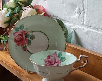Hermosa y rara taza de té y platillo vintage Paragon Cabbage Rose Double warrant de porcelana inglesa de borde ancho verde pálido, década de 1940, en excelente estado