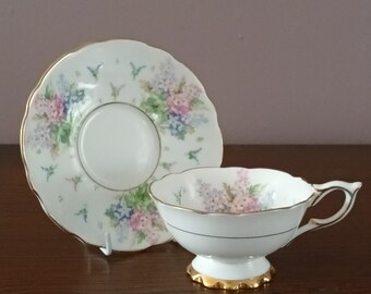 Hermosa y rara taza vintage Royal Stafford de porcelana inglesa con borde ancho, platillo floral, color rosa lila, delphinium cottage, década de 1940, en excelente estado.