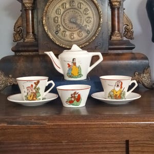 Fabuloso y raro juego de té infantil vintage de Blancanieves y los siete enanitos de Walt Disney Wadeheath, con Doc, Dormilón, Estornudo y Tímido, de la década de 1940, en excelente estado.