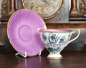 Precioso juego de té vintage de porcelana inglesa Taylor Kent con flores de los estados americanos, diseño desigual, Wisconsin Purple Wood Violet, década de 1960, en excelente estado.