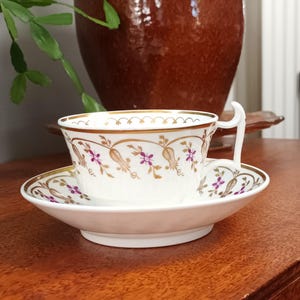 非常に珍しいアンティークのジョージアン様式の英国手描きの高級磁器製ティーカップとソーサー、1820 年代頃、状態良好