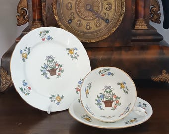 Precioso y raro juego de té triple de porcelana fina inglesa Aynsley con asas de anillo, color rojo, amarillo y azul, cesta de flores de mimbre de sauce, década de 1930, en excelente estado.