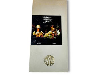 Kenny Loggins y Jim Messina sentados en un CD Mastersound SBM de oro de 24 quilates, edición limitada