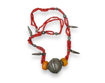 Collar amuleto vintage bereber de plata de ley con ámbar y coral, 76 cm, década de 1940, estilo africano.