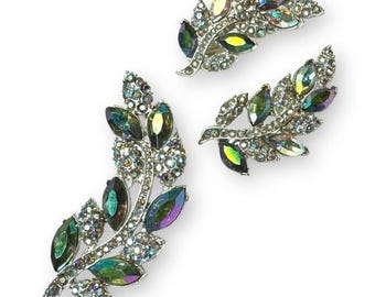 Conjunto de broche y pendientes vintage con hojas de diamantes de imitación Aurora Borealis en tono plateado, años 50
