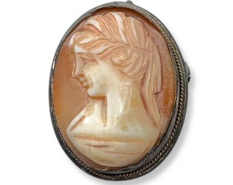 Broche con camafeo de concha italiana vintage en plata de ley con detalles en oro de 9 quilates.