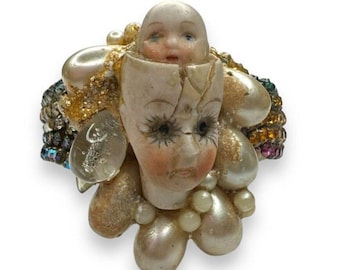 Pulsera Wendy Gell con cara de muñeca embrujada espeluznante y cristales vintage