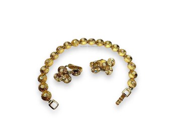Conjunto de pulsera y pendientes Crown Trifari Rosette de los años 60 con diamantes de imitación AB y perlas en oro