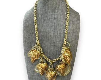 Collar artesanal Gay Isber con dijes de uva dorados, resina, técnica mixta, 48 cm