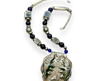 Collar vintage tribal en tono plateado con colgante de elefante y cuentas azules de 71 cm