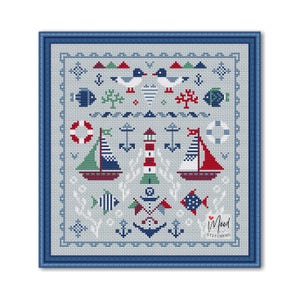 Könnte beinhalten: Ein Kreuzstichmuster mit nautischem Thema mit einem Leuchtturm, Segelbooten, Ankern, Fischen und Möwen. Das Muster ist in einem blauen Rahmen mit weißem Hintergrund gerahmt. Der Text "Mood Stitching" befindet sich unten rechts.