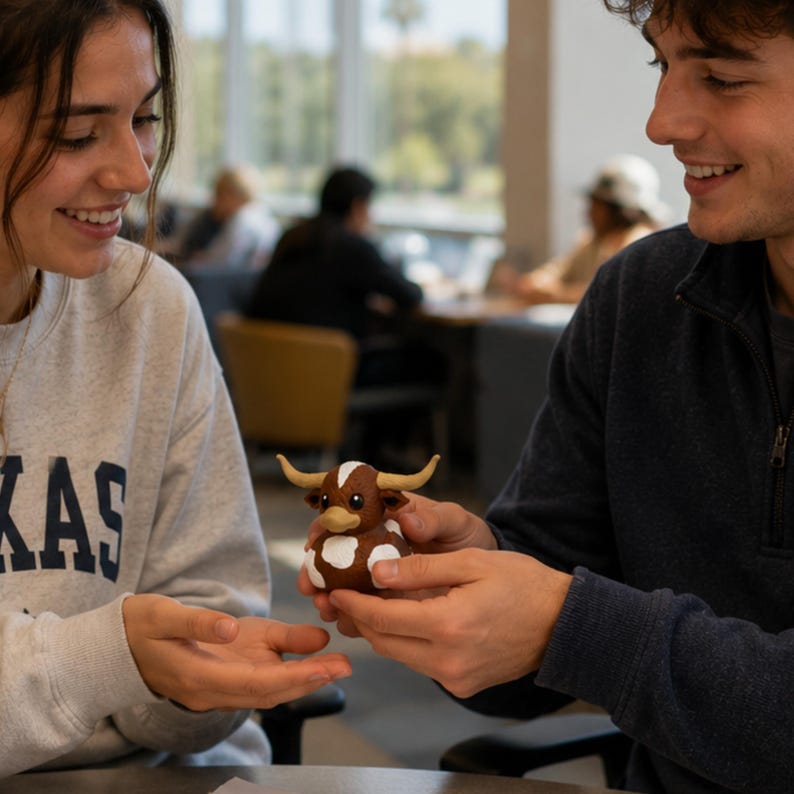 Decoración para el tablero del Texas Longhorn Duck, regalo coleccionable para estudiantes universitarios, accesorio para el escritorio de la residencia estudiantil, recuerdo para fanáticos del fútbol americano. imagen 6