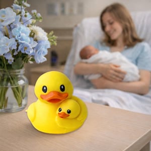 Regalo para el Día de la Madre, Pato de Amor Materno Infantil, Lazo Familiar, Idea de Regalo para Mamá Protectora, Decoración de Estante por Menos de 10 Dólares, Figura de Abrazo Coleccionable Boy Duck - no bow
