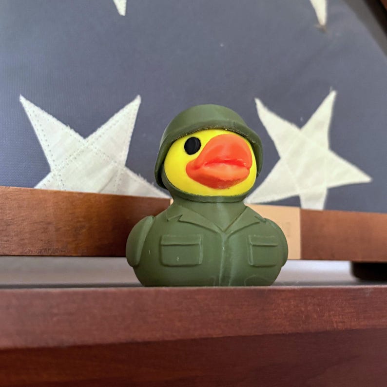 Boot Camp Graduation Present Military Rubber Duck Dashboard Toy Car Decoration Combat Duck Design Green Helmet Uniform Vehicle Accessory Collectible Figure Patriot Gift Idea Military Service Recognition Keepsake Special Occasion Present
