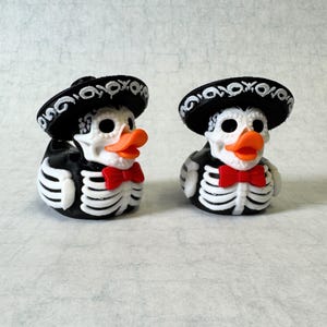 Dia Muertos Skeleton Duck Mariachi Figure Halloween Collectible Display Altar Decoration 3D Printed Design Sombrero Detail Red Bow Tie Festive Holiday Character Dashboard Ornament Spooky Season Celebration Cultural Tradition Mexican