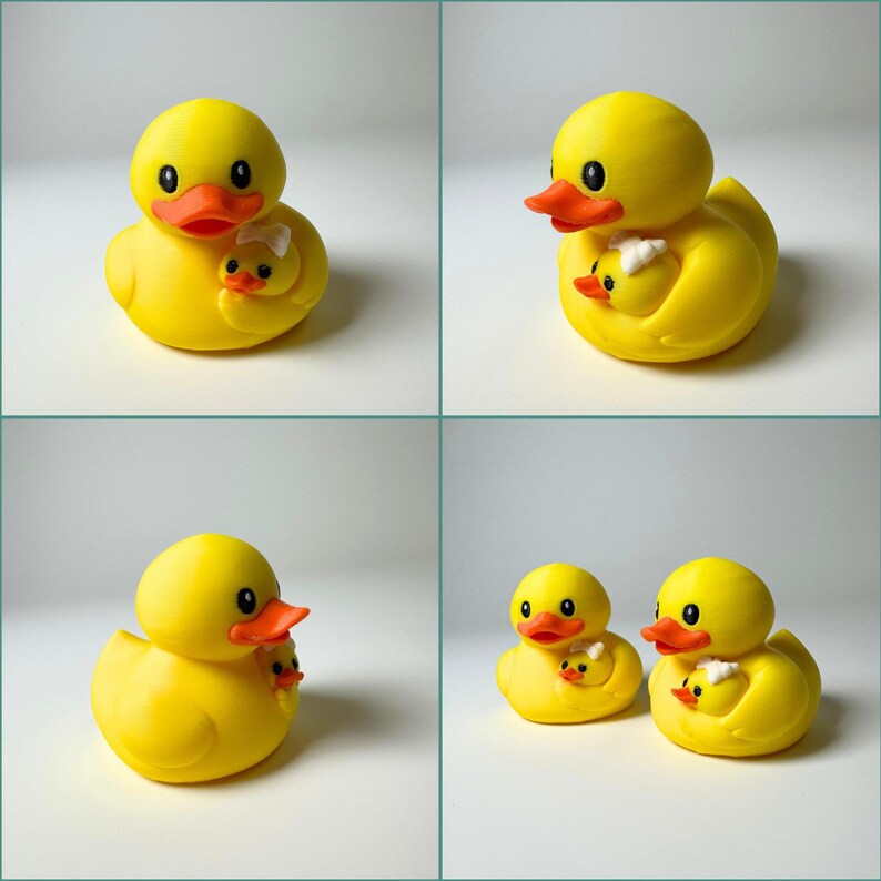 Puede incluir: Pato de goma amarillo con pico naranja y ojos negros, sosteniendo un patito m&aacute;s peque&ntilde;o. El patito tiene un lazo blanco. La imagen muestra m&uacute;ltiples vistas del pato.