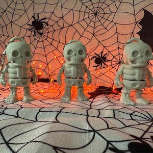 Halloween Skeleton Flexi Fidget Toy Keychain 3D Articulated Clip On Backpack Charm Spooky Party Favor Trick or Treat Toy Bulk Available