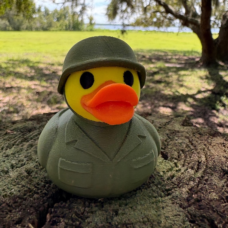 Combat Duck Helmet Design Military Rubber Toy Dashboard Decoration Car Accessory Green Uniform Collectible Figure Vehicle Display Novelty Item Patriot Gift Idea Present Boot Camp Graduation Special Occasion Keepsake Army Themed Decor