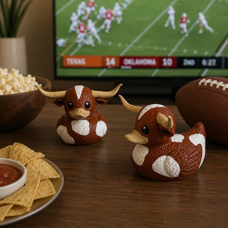 Decoración para el tablero del Texas Longhorn Duck, regalo coleccionable para estudiantes universitarios, accesorio para el escritorio de la residencia estudiantil, recuerdo para fanáticos del fútbol americano. imagen 10