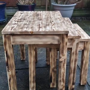 Mesas nido de pino quemado hechas a mano – Juego de 3 mesas auxiliares rústicas