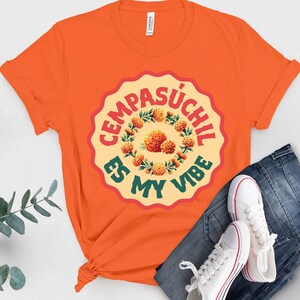 Cempasúchil Es My Vibe Tee, Unisex Tshirt für Day of the Dead Fans, Buntes Spanglish Shirt, Floral mexikanisches Thema Top, Dia de los Muertos