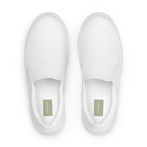 Könnte beinhalten: Draufsicht auf zwei weiße Slip-On-Sneaker. Die Schuhe haben ein schlichtes, minimalistisches Design mit einem glatten, einfarbigen weißen Obermaterial. Jeder Schuh hat ein kleines, rechteckiges Etikett in einem gedeckten Grünton auf der Innensohle.