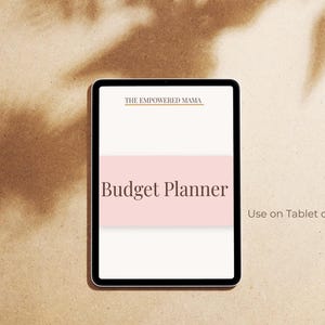 Op de afbeelding: Een digitale tablet met een budgetplanner. Het scherm toont "Budget Planner" in een vetgedrukte letter, tegen een lichtroze achtergrond. De tablet ligt op een neutrale ondergrond, met de tekst "Use on Tablet or Print".