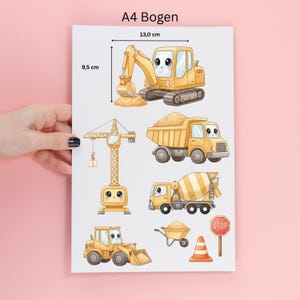 Könnte beinhalten: Ein Stickerbogen mit Cartoon-Baumaschinen, darunter ein Bagger, ein Muldenkipper, ein Betonmischer und ein Bulldozer. Das Blatt ist 13,0 cm breit und 9,5 cm hoch, mit dem Text "A4 Bogen" oben.