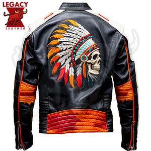 Puede incluir: Chaqueta de cuero negra para motocicleta con un diseño de tocado nativo americano y calavera colorido en la espalda. La chaqueta tiene acentos naranja y rojo en las mangas y la parte inferior.