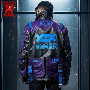 Puede incluir: Chaqueta de cuero negra y morada con detalles azules. La chaqueta presenta el texto "HYPER ZERER" en azul, junto con otros gráficos y texto. Tiene múltiples bolsillos y correas.