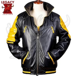 Könnte beinhalten: Eine schwarze Lederjacke mit gelben Akzenten. Die Jacke hat einen Reißverschluss und einen Stehkragen. Die Ärmel haben gelbe Einsätze und der Saum der Jacke hat einen gelben Streifen.