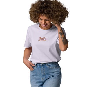 Uniseks T-shirt van biologisch katoen | Zeemeermin surferontwerp | Minimalistisch eco-surfshirt Ocean Beings