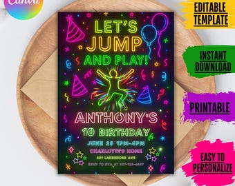 Puede incluir: Invitación a una fiesta de cumpleaños de color neón con el texto "Let's Jump and Play!" y "Anthony's 10th Birthday". La invitación incluye una silueta de una persona saltando con acentos de color neón. La invitación también incluye la fecha, la hora y la ubicación de la fiesta.