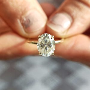 Anillo de compromiso de moissanita ovalada de 2 quilates, color D, claridad VVS1: solitario con halo oculto, oro de 14 quilates, anillo de diamantes para propuesta o boda