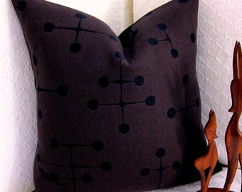 Eames Mid Century Modern Throw Pillow Cover - Motif à gros pois marron et noir - Plusieurs tailles disponibles