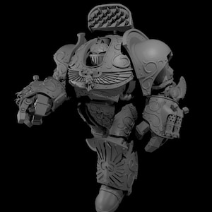 Può includere: Modello grigio dettagliato di una figura corazzata futuristica. La figura ha un grande elmo con molteplici sporgenze, spalline ornate e disegni intricati sul petto e sugli arti. Il design suggerisce un tema fantascientifico o fantasy.