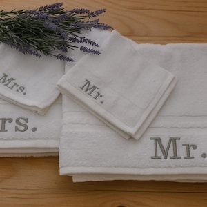 Personalized bath towel, embroidered towel, monogrammed bath towel, bathroom decor, towel with name