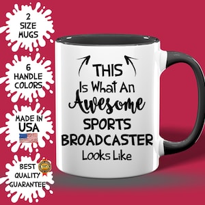 Peut inclure: Une tasse à café blanche avec une poignée noire et un bord noir. La tasse a un texte noir qui dit "Ceci est ce à quoi ressemble un formidable commentateur sportif".