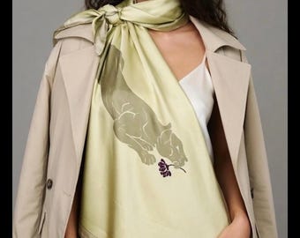 Foulard en soie Krizia ultra-rare vintage des années 1970 - héritage familial chartreuse roulé à la main à motif de fleurs de panthère