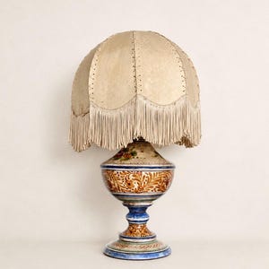 Vintage keramische lamp van Deruta, handbeschilderde leren lampenkap met franjes, gesigneerd B.C. Deruta Working, gemaakt in Italië, Italiaans aardewerk.
