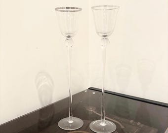 Par de candelabros vintage de cristal con tallo largo y diseño refinado fabricados en Italia
