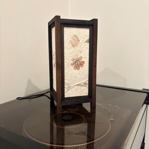 Lampada da Tavolo Orientale in Legno e Carta Gelso con Decorazioni Floreali