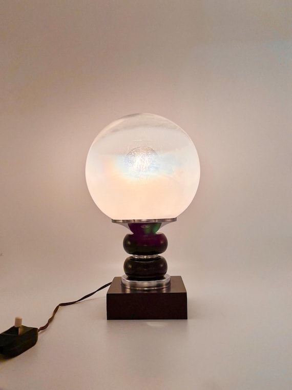 Lampada da Tavolo Vintage Anni ’60-’70 Globo in Vetro Opalino Base Nera in Legno Mid-Century Modern Space Age, alta 23 cm