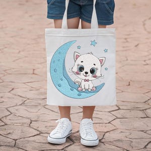 Katze auf dem Mond, Maschinenstickerei.  Passen Sie Kleidung, Tragetaschen, Rucksäcke, Klassenzimmer, Kissen für Geburtstage alle Gelegenheiten besonders an.