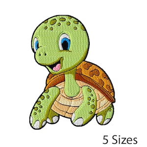 Könnte beinhalten: Gestickte Cartoon-Schildkröte in Grün-, Braun- und Beigetönen. Die Schildkröte hat ein lächelndes Gesicht mit blauen Augen und einer rosa Zunge. Das Bild enthält den Text "5 Größen" unten.