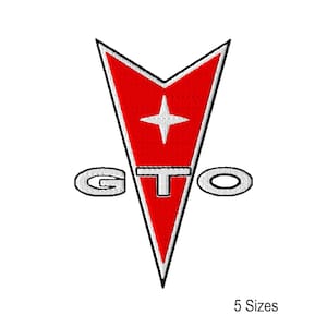 Puede incluir: Logotipo bordado Pontiac GTO rojo con una estrella y contorno blancos, y la palabra "GTO" debajo. La imagen está sobre un fondo blanco. El texto "5 Tamaños" está en la parte inferior.